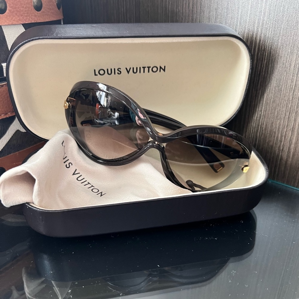 Louis Vuitton sunglasses brown with case
